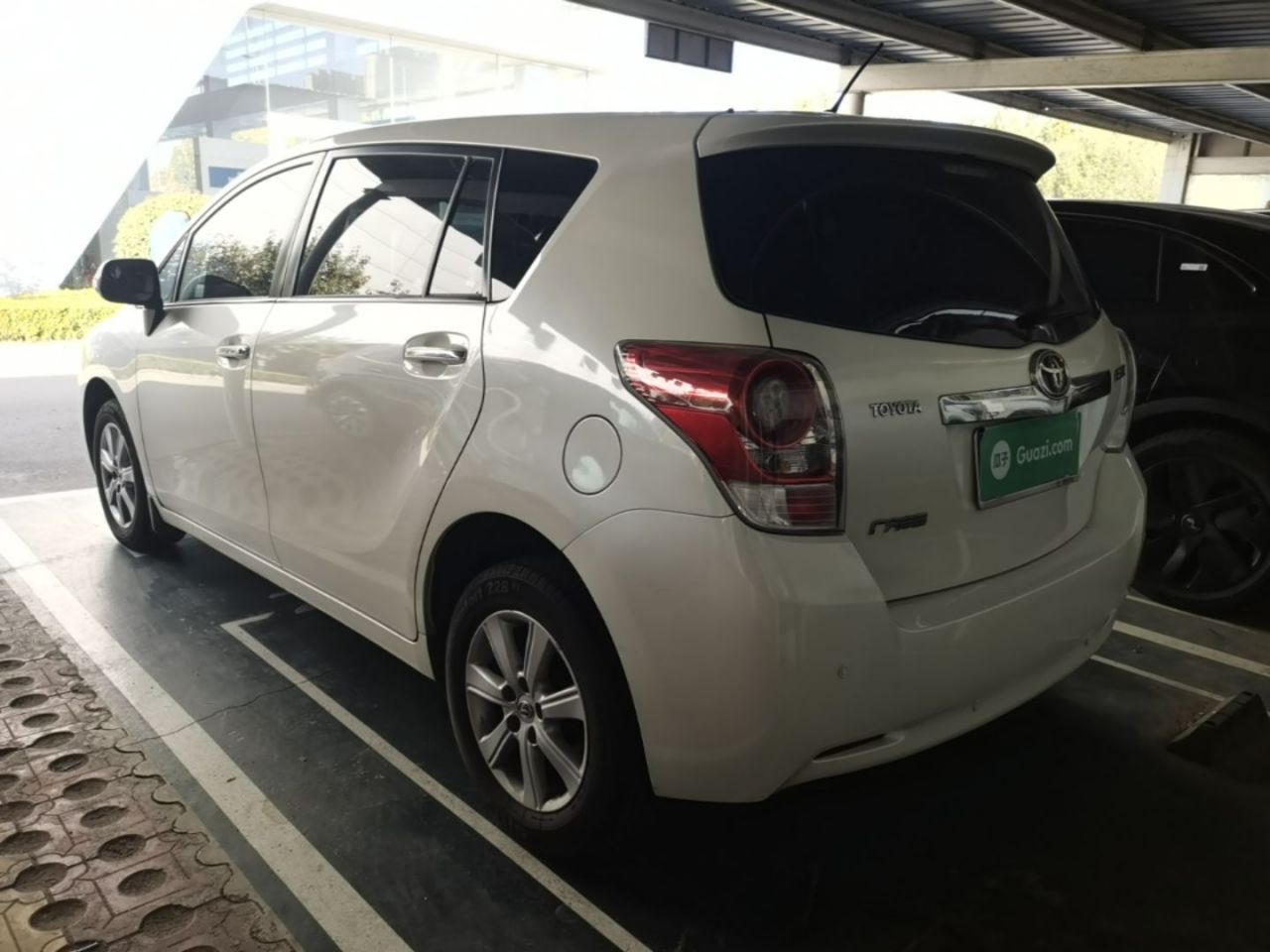 2011 180E CVT Elite photo 4