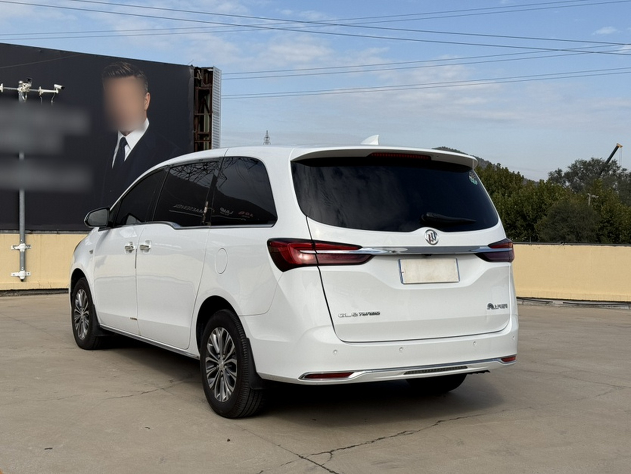 GL8 2023 Facelift Luxury photo 3