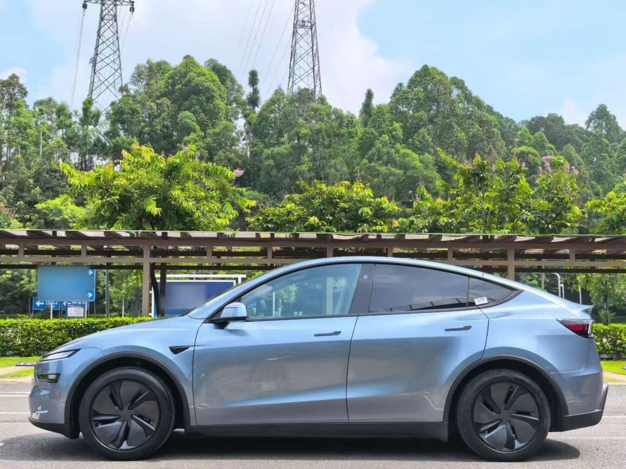 Model Y 2025 RWD photo 4