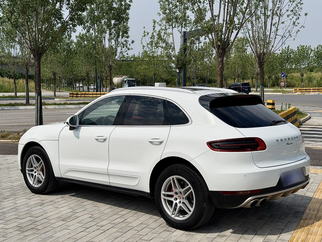 2017 Macan 2.0T photo 3