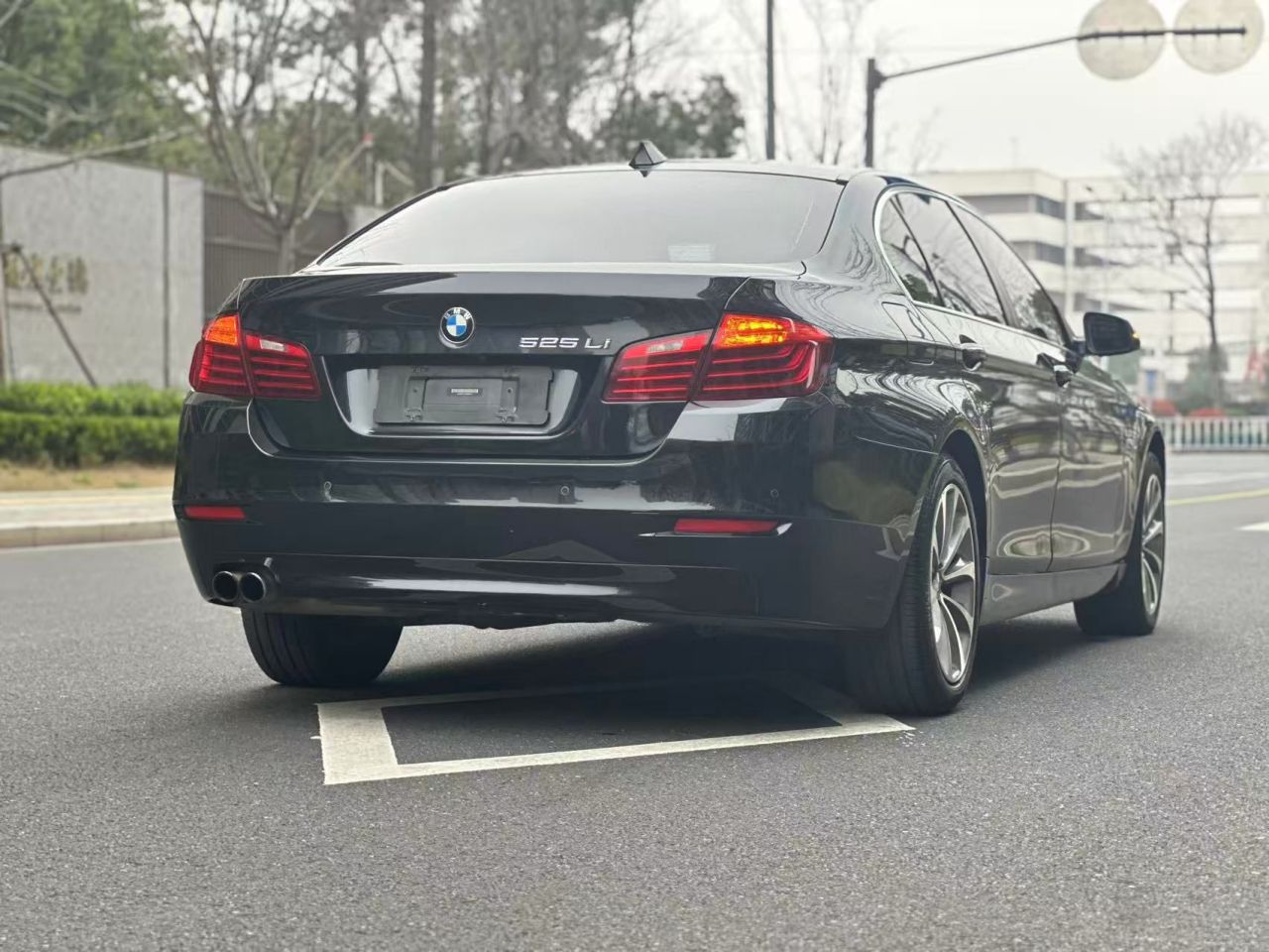 5 Series 2017 525Li Leading photo 4