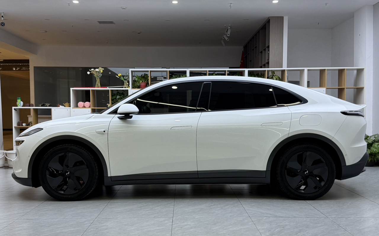 L60 2024 60kWh RWD photo 4