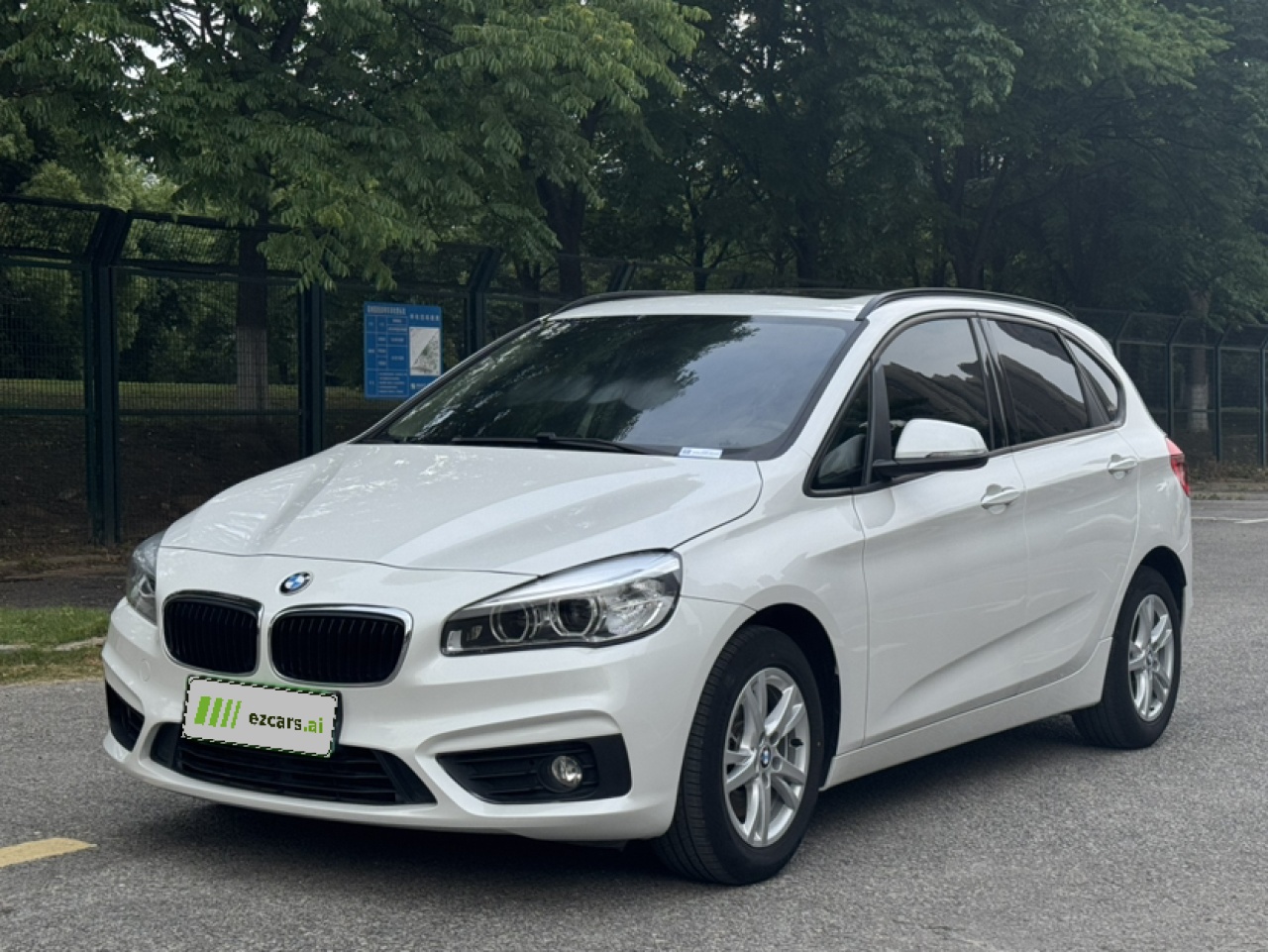 2 Series Wagon 2016 218i Leading