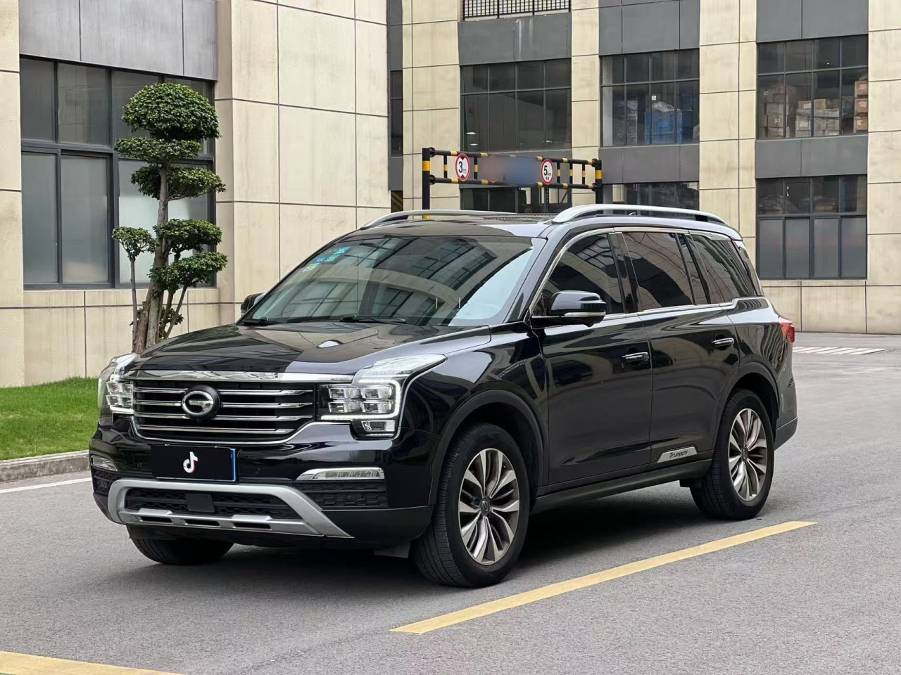 GAC Trumpchi GS8 2017 320T RWD Luxury Connected 7-Seater