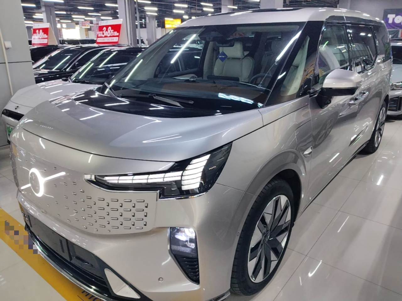 EM90 2025 Ultra 6-Seater