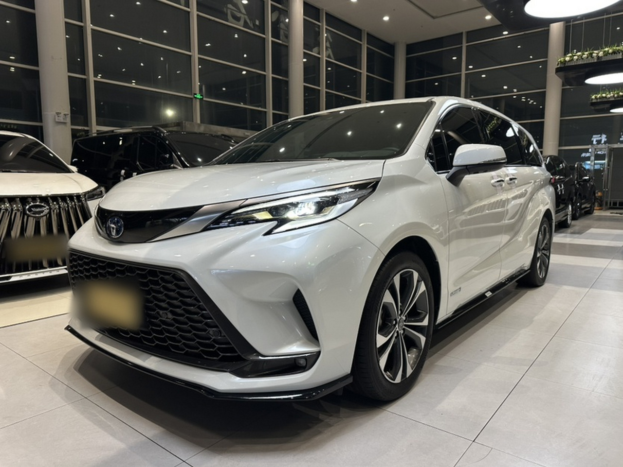 Granvia 2022 2.5L Hybrid Flagship