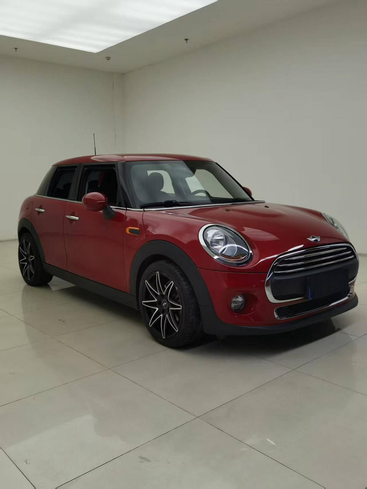 2018 1.5T ONE 5-Door photo 3
