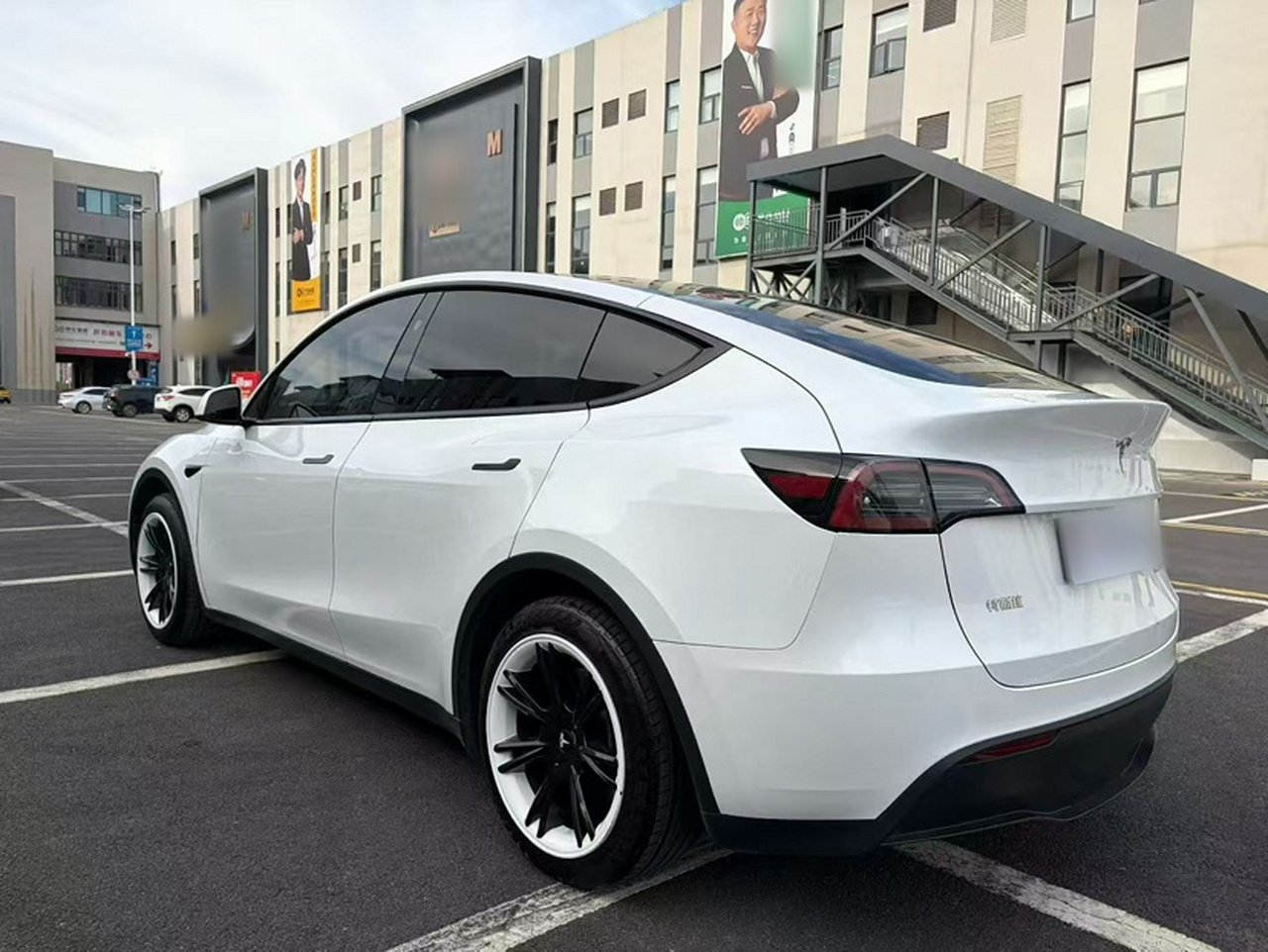 Model Y 2024 RWD photo 3