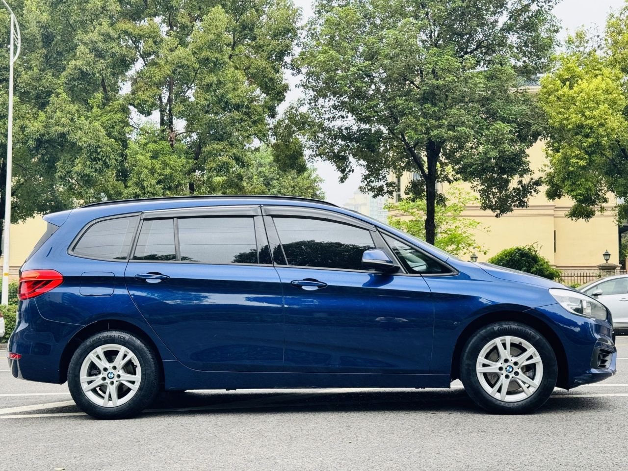 2 Series Wagon 2015 218i Leading photo 4