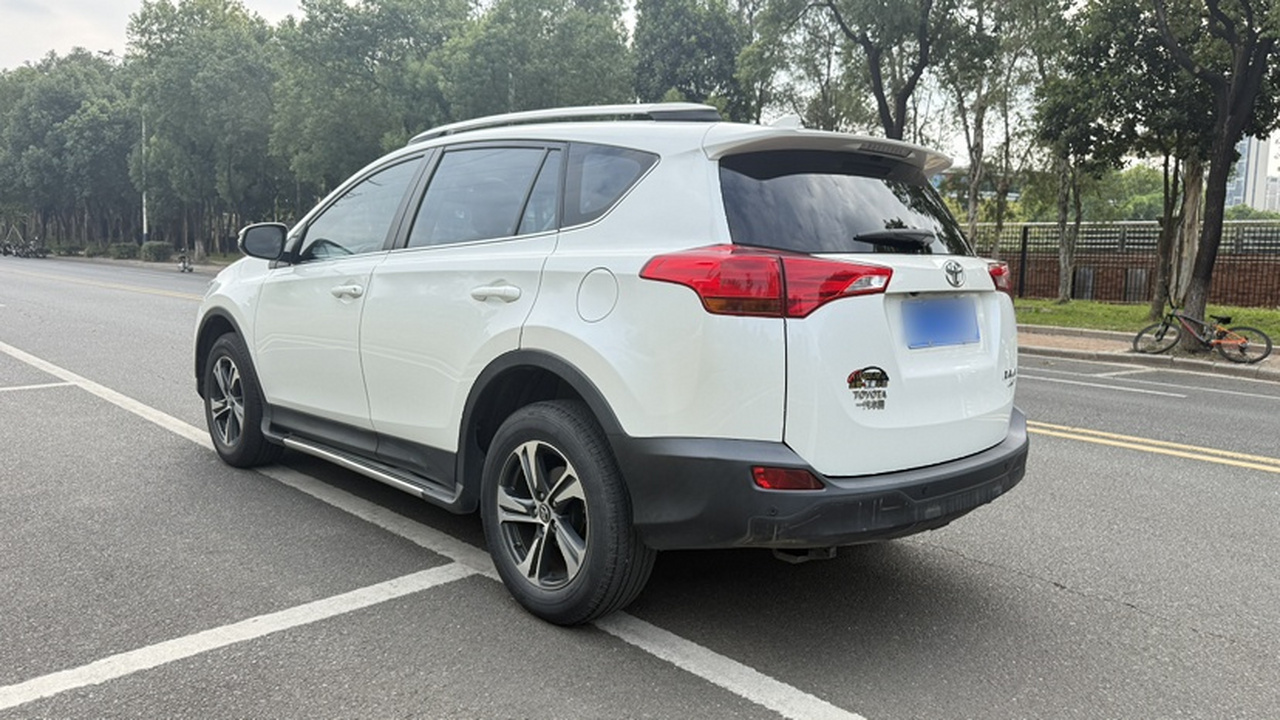 RAV4 2015 2.0L CVT RWD photo 3