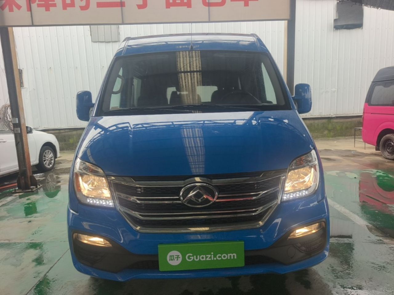 MAXUS V80 2023 2.0T PLUS AMT Van Long Wheelbase 3-Seater photo 2