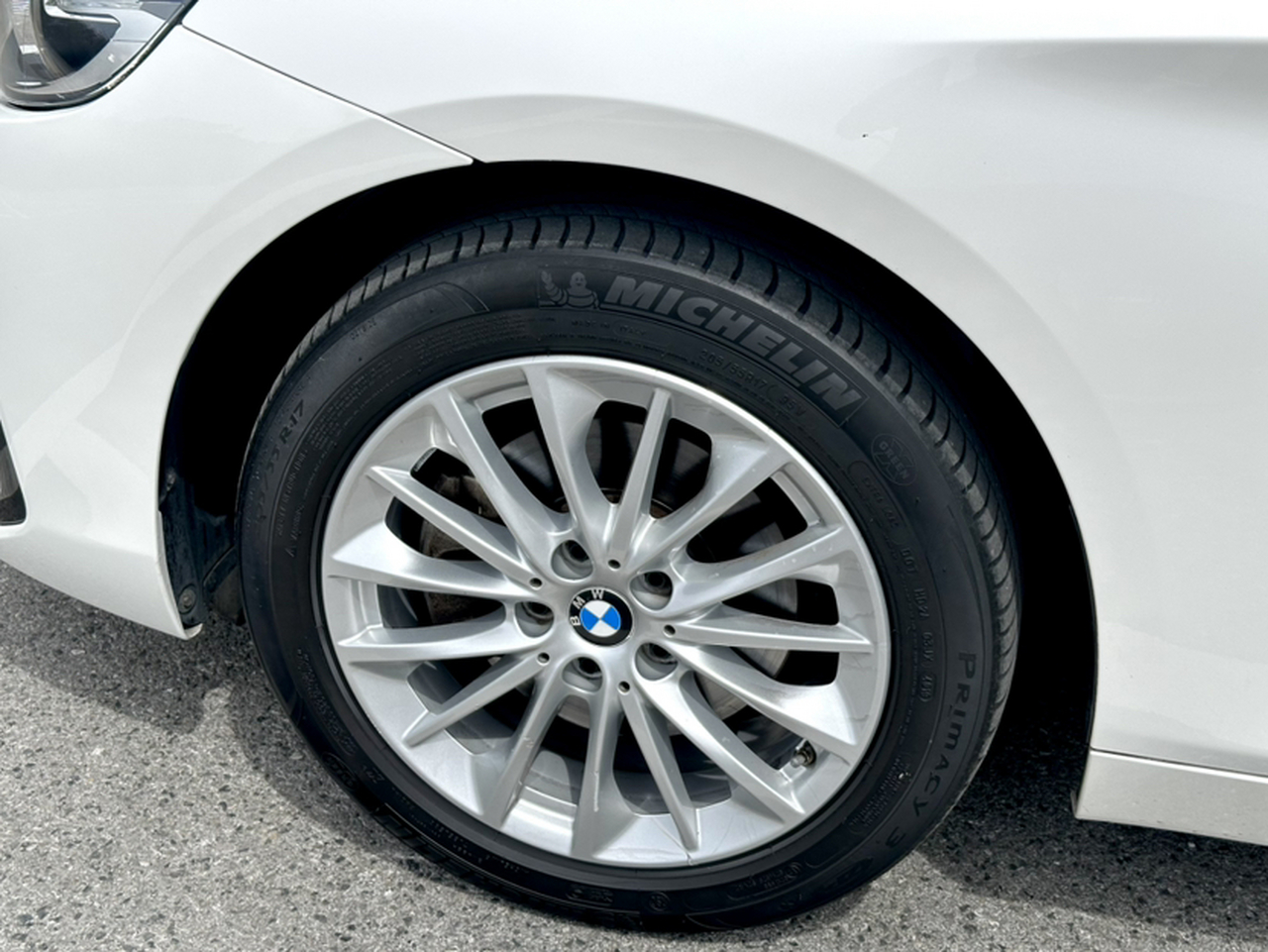 2 Series Wagon 2019 220i Leading photo 2