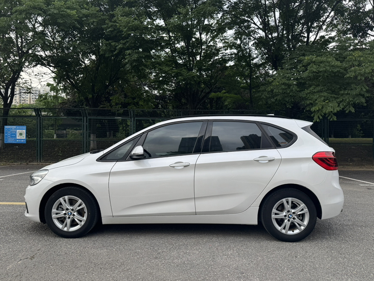 2 Series Wagon 2016 218i Leading photo 2