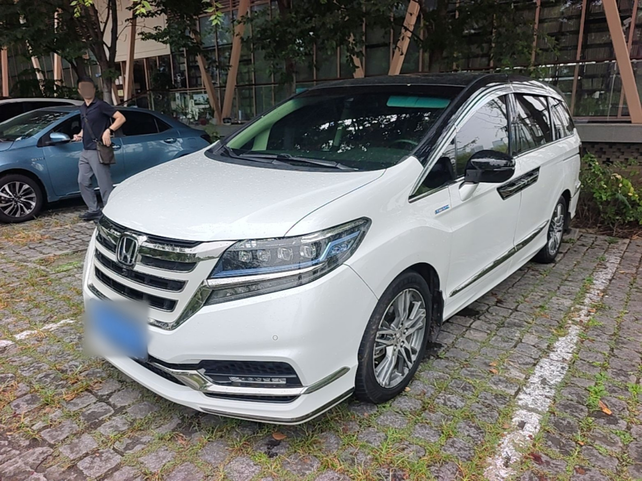 Elysion 2019 2.0L Hybrid Supreme
