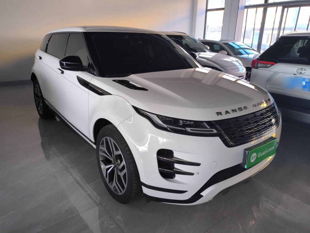 2024 Range Rover Evoque L SE photo 3