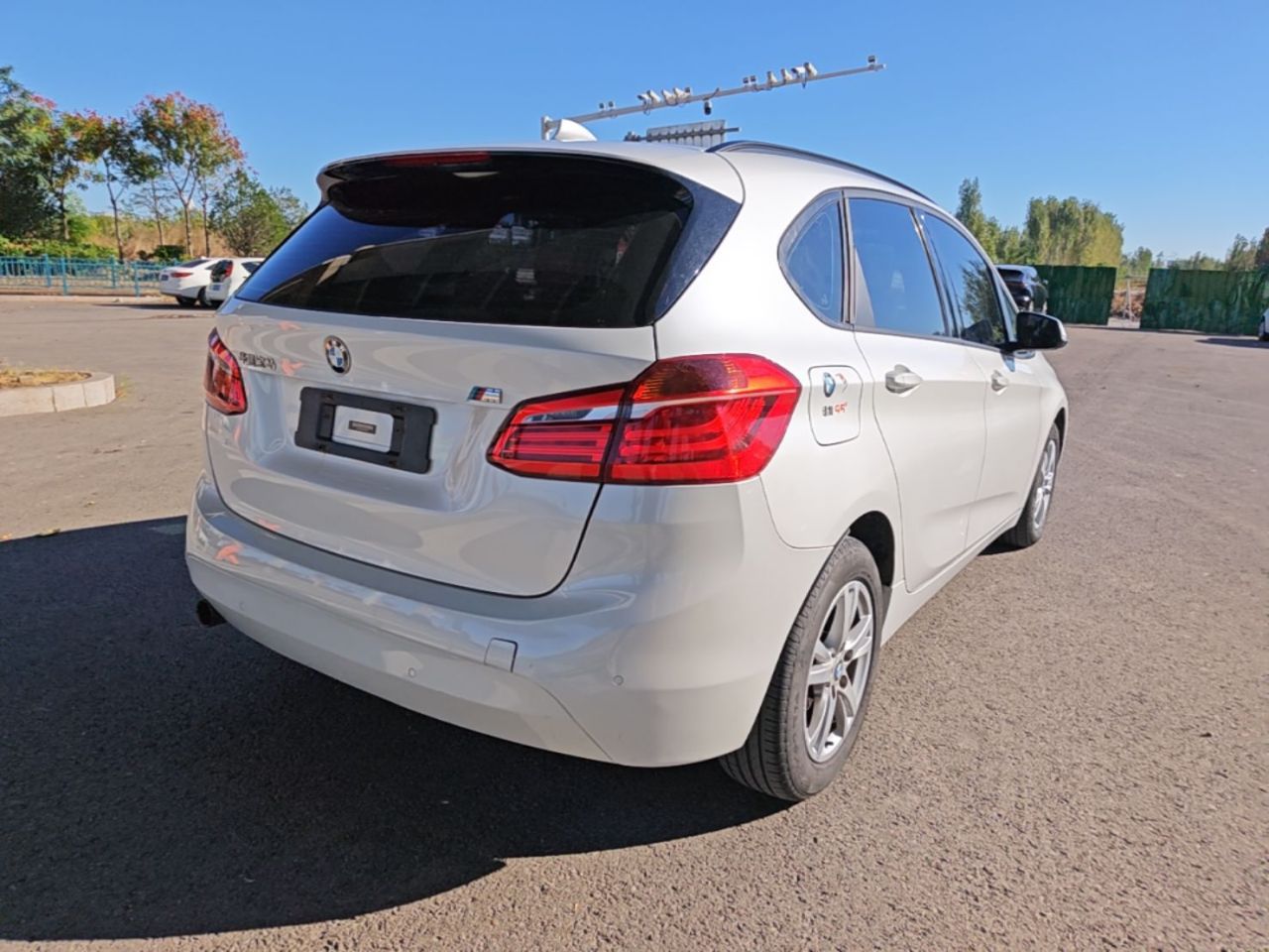2 Series Wagon 2016 218i Leading photo 4