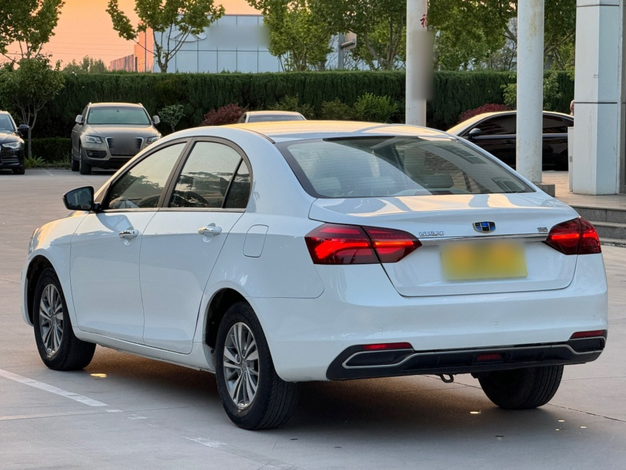 Emgrand 2018 1.5L CVT Luxury photo 3