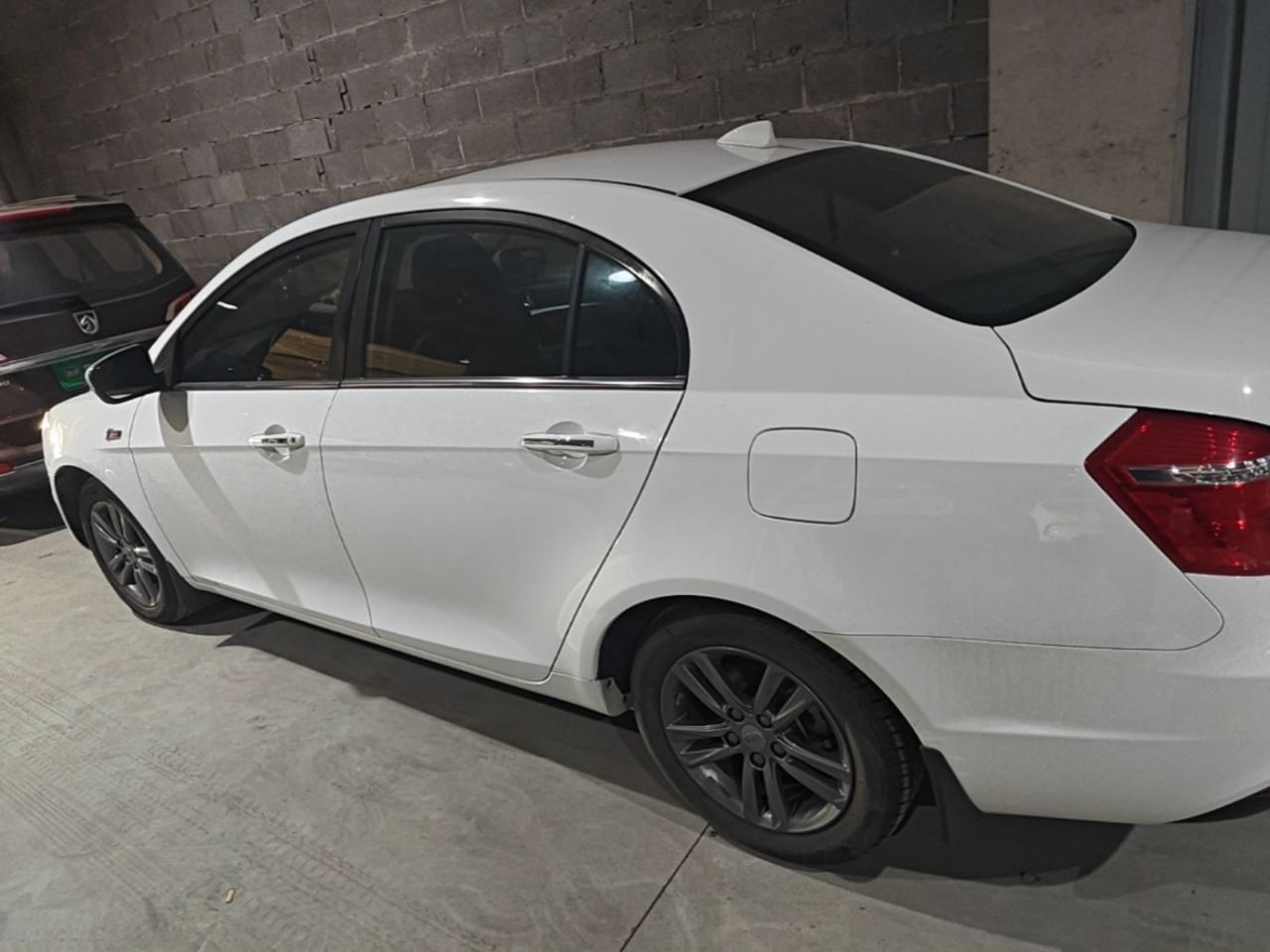 Emgrand 2017 Sedan 1.5L CVT photo 4