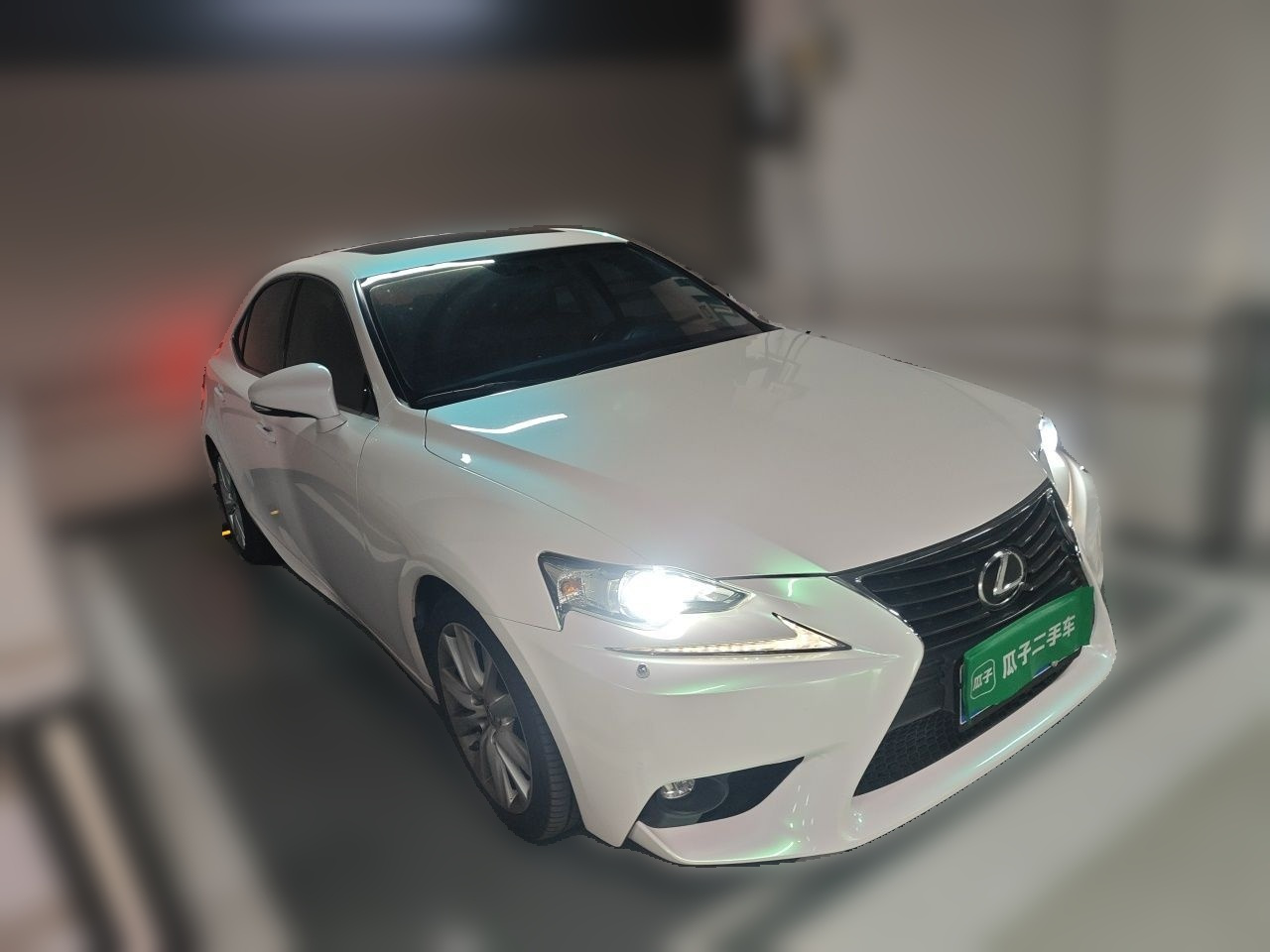 IS 2015 200t Leading photo 3