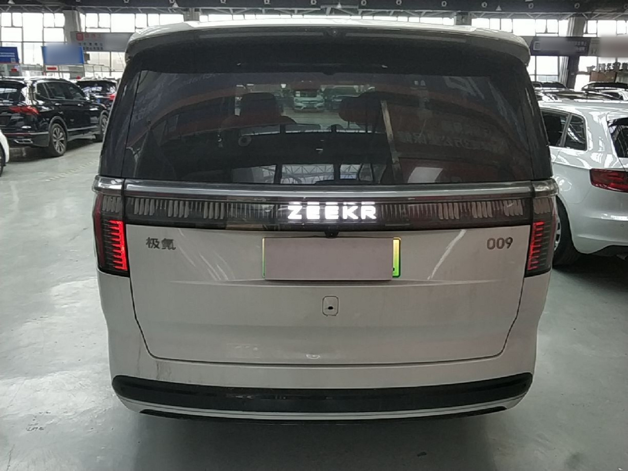 009 2024 6-Seater Executive AWD 108kWh photo 3