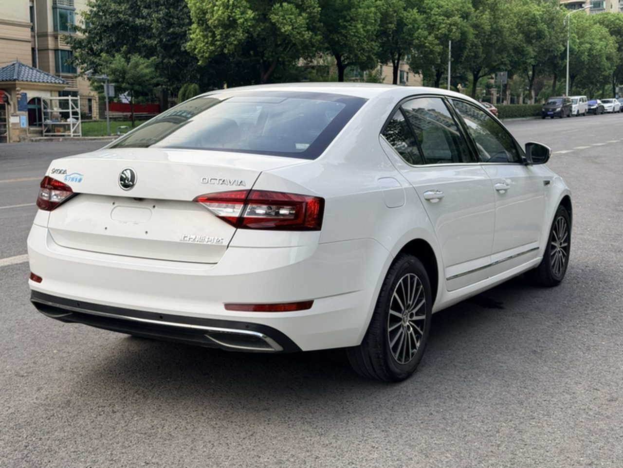 Octavia 2018 1.6L AT Luxury photo 4