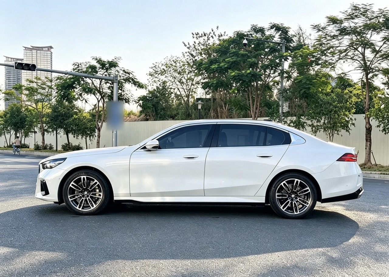 5 Series 2024 525Li M Sport Package photo 3