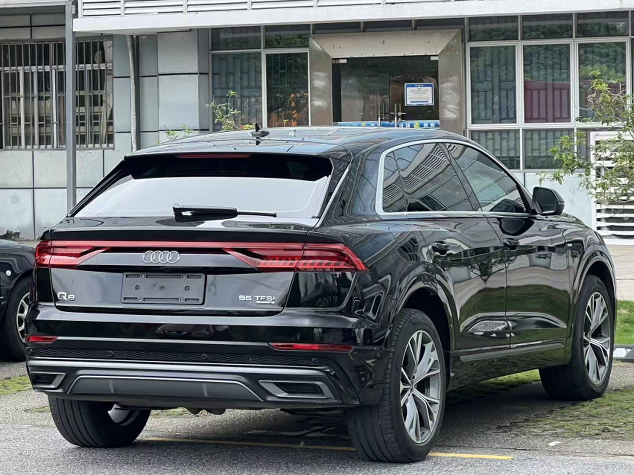 Q8 55 TFSI Luxury Dynamic photo 3