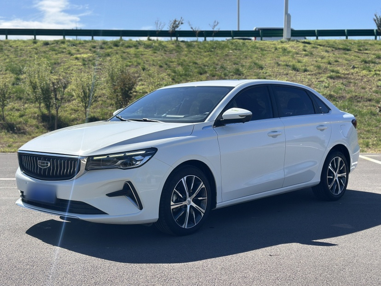 Emgrand 2022 4 1.5L CVT Premium
