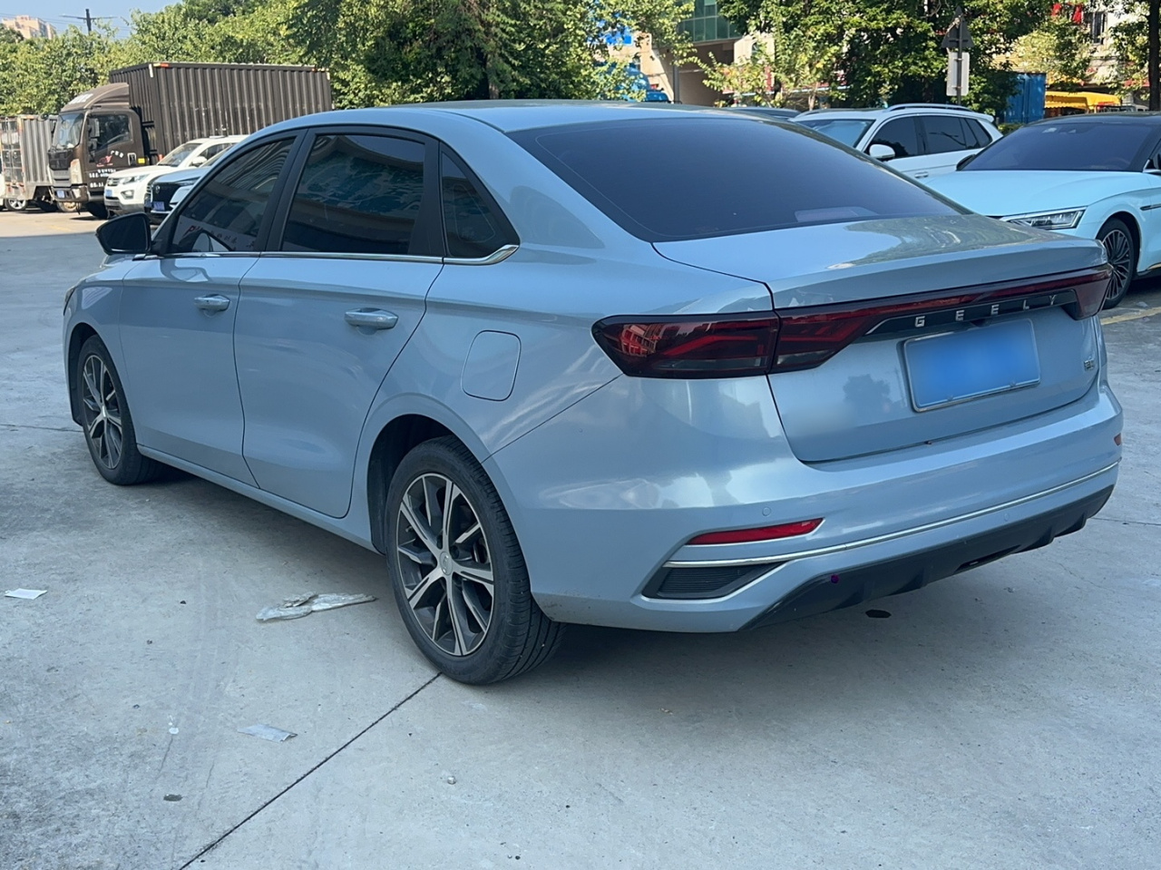 Emgrand 2023 4 Champion 1.5L CVT Premium photo 5