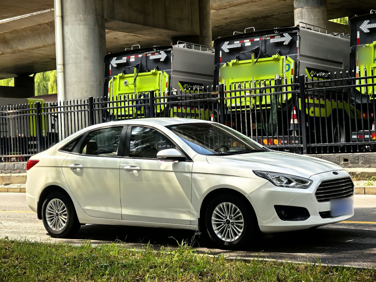 Escort 2015 1.5L AT Comfort photo 3