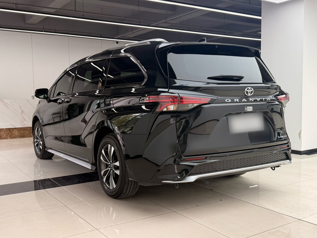 Granvia 2026 2.5L Hybrid MAX AWD photo 4
