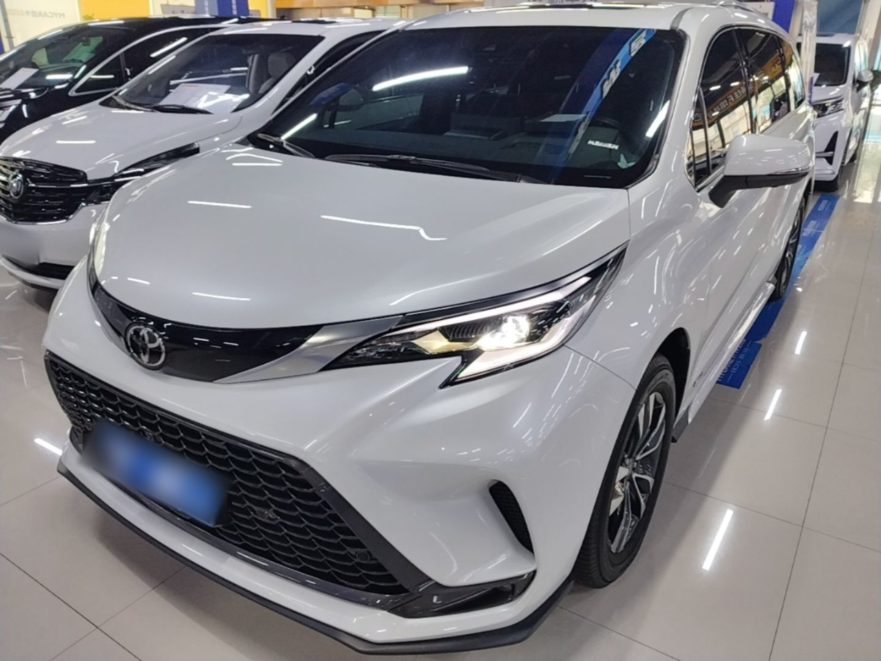 Granvia 2024 2.5L Hybrid Premium PLUS AWD