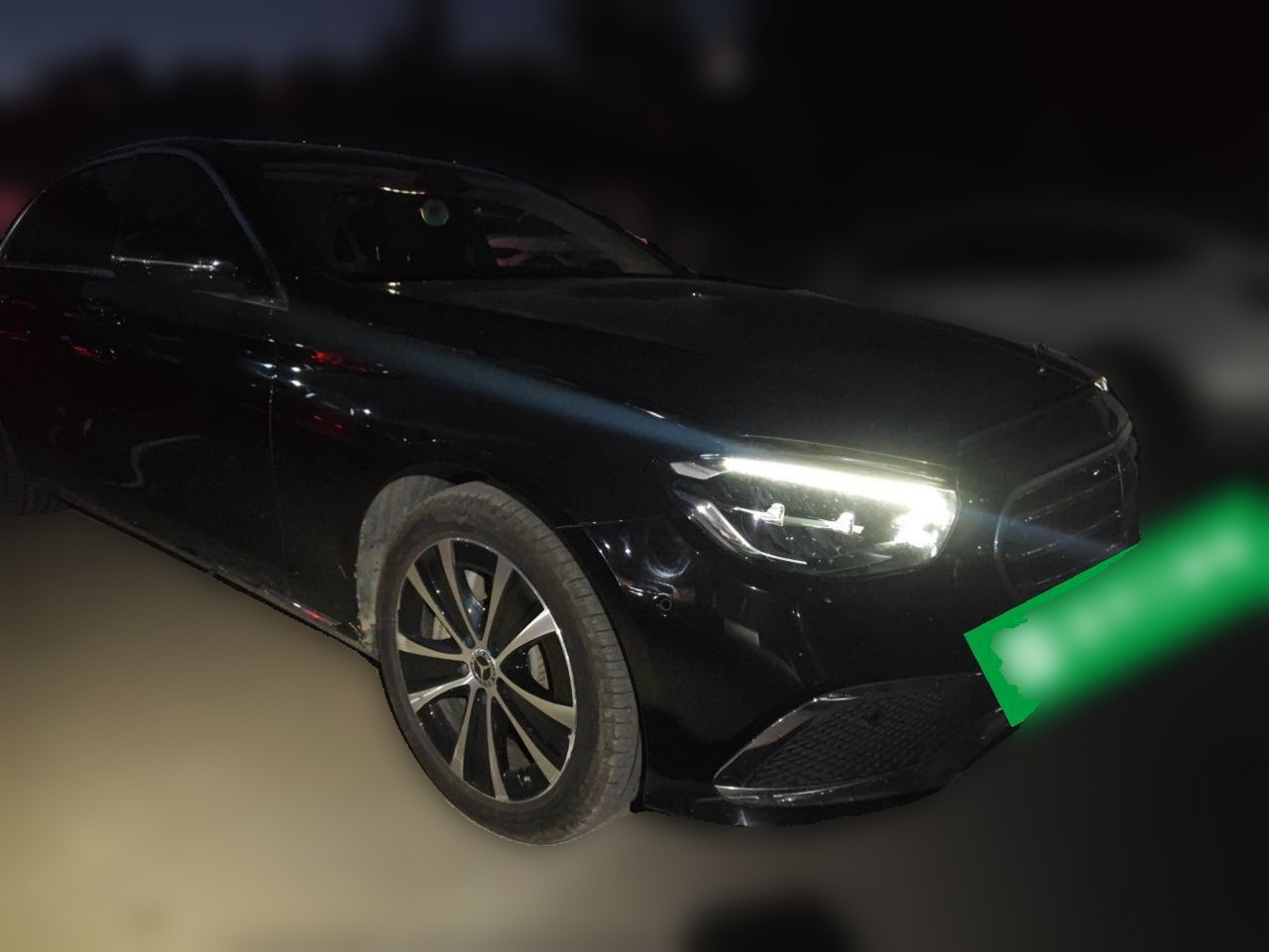 E-Class EV 2023 E 350 e L PHEV photo 3