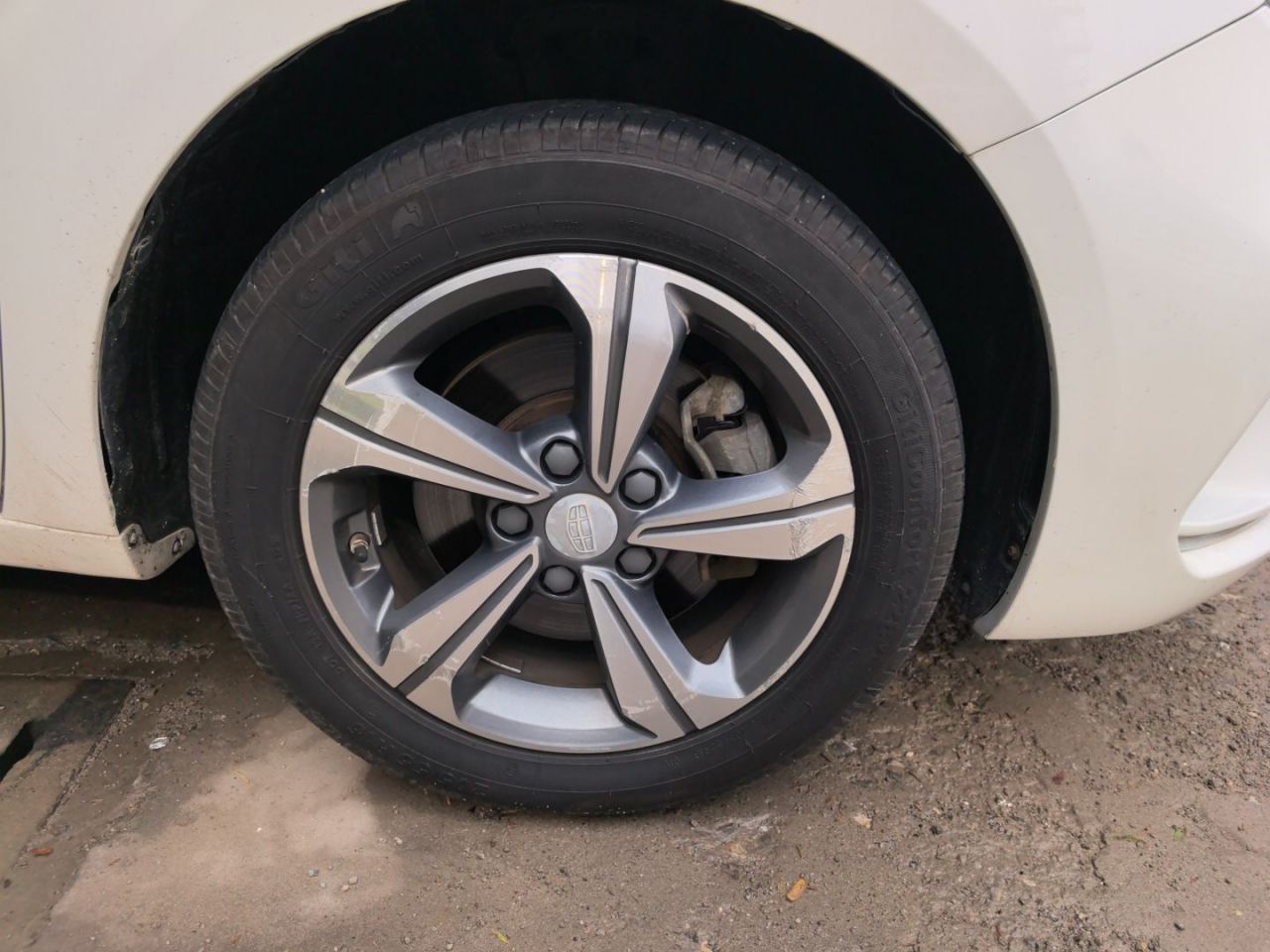 Emgrand GL 2018 1.8L DCT Elite Connected photo 2