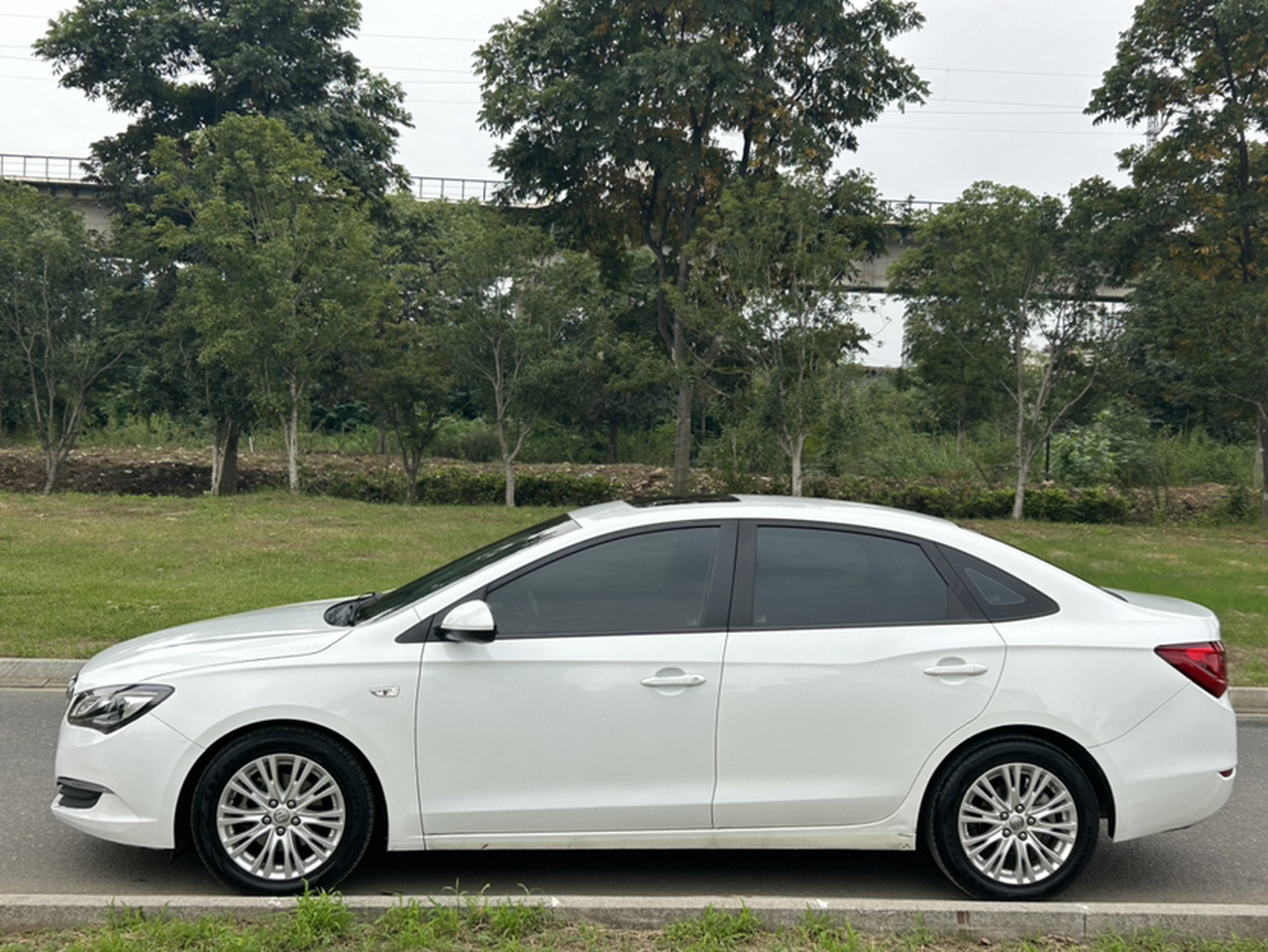 Excelle 2015 15N AT Luxury photo 2