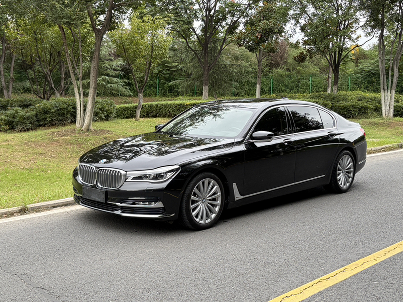 7 Series 2017 740Li Leading
