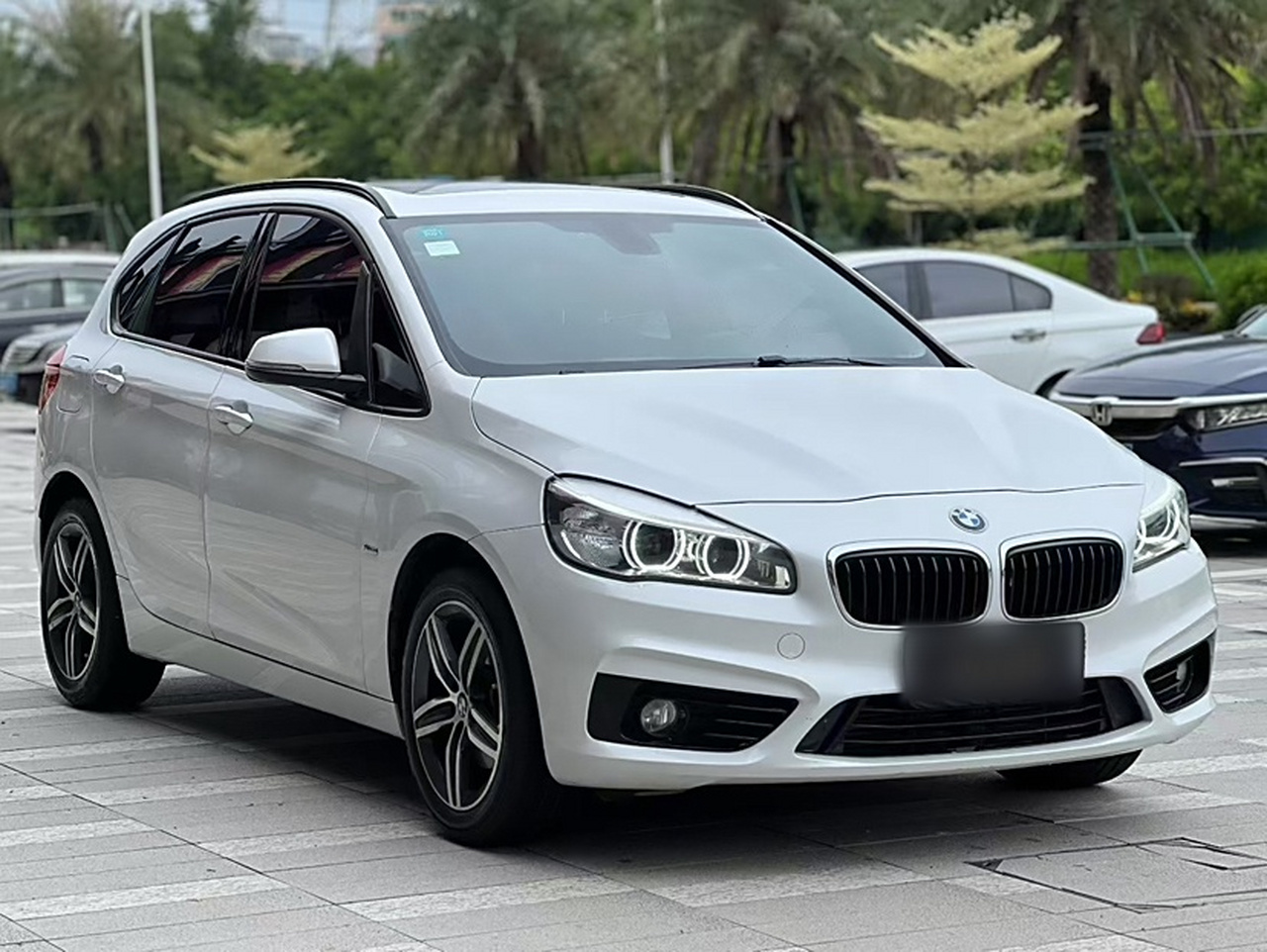 2 Series Wagon 2016 218i Sport Design Package photo 2