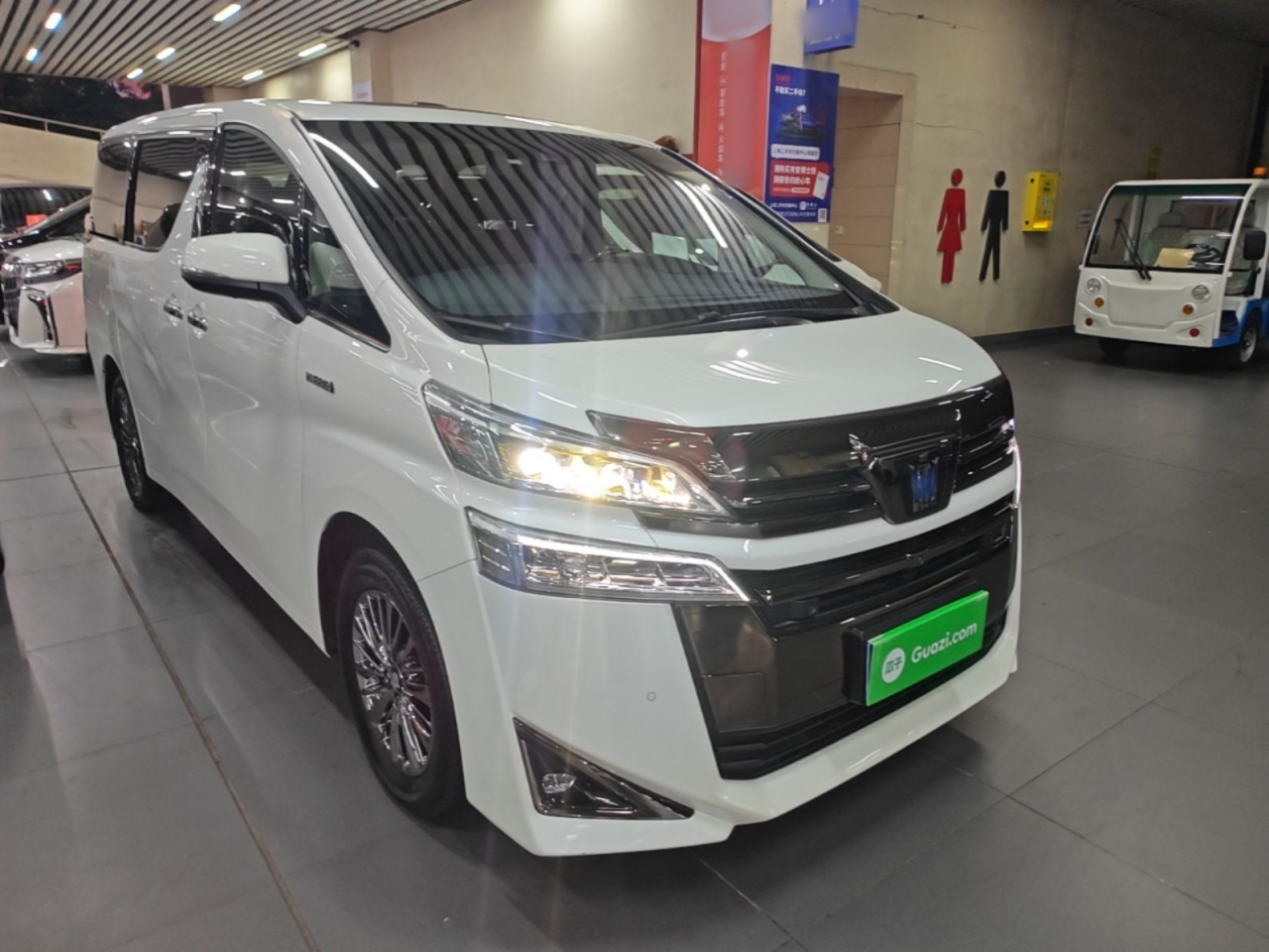 2023 Crown Hybrid 2.5L HV Luxury photo 3