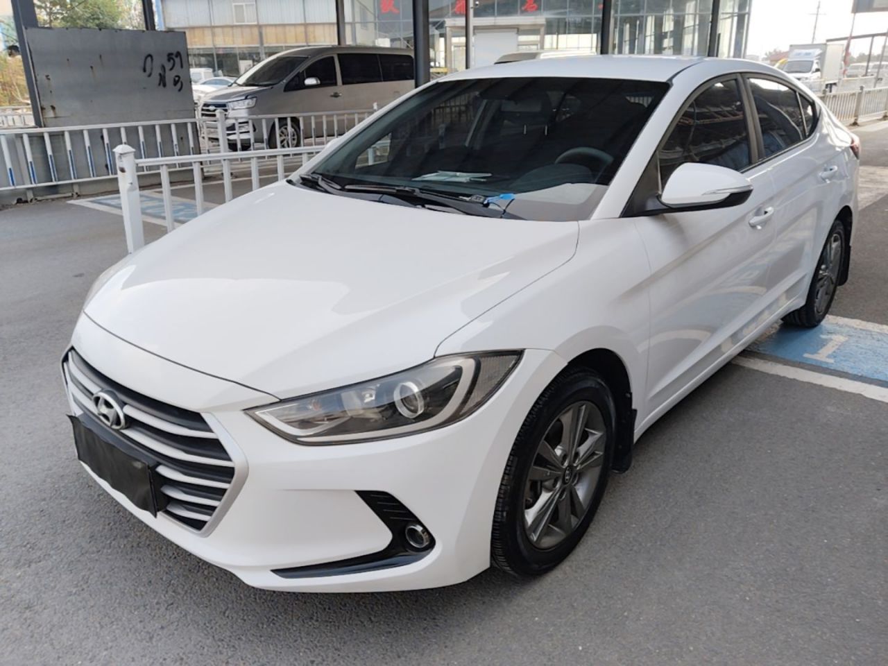 Elantra 2016 1.6L MT Smart