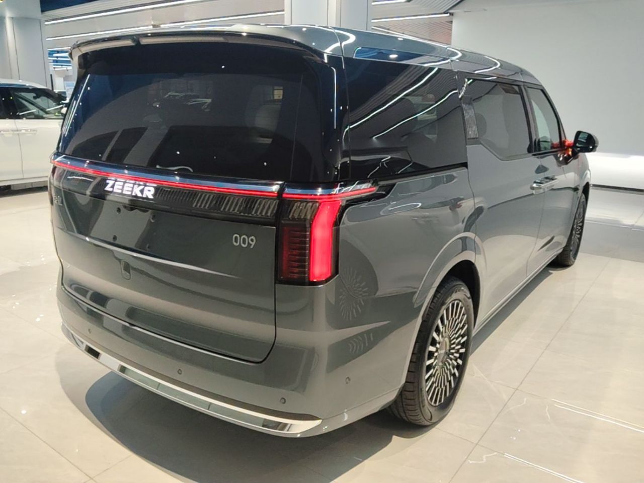 009 2024 6-Seater Executive AWD 108kWh photo 4