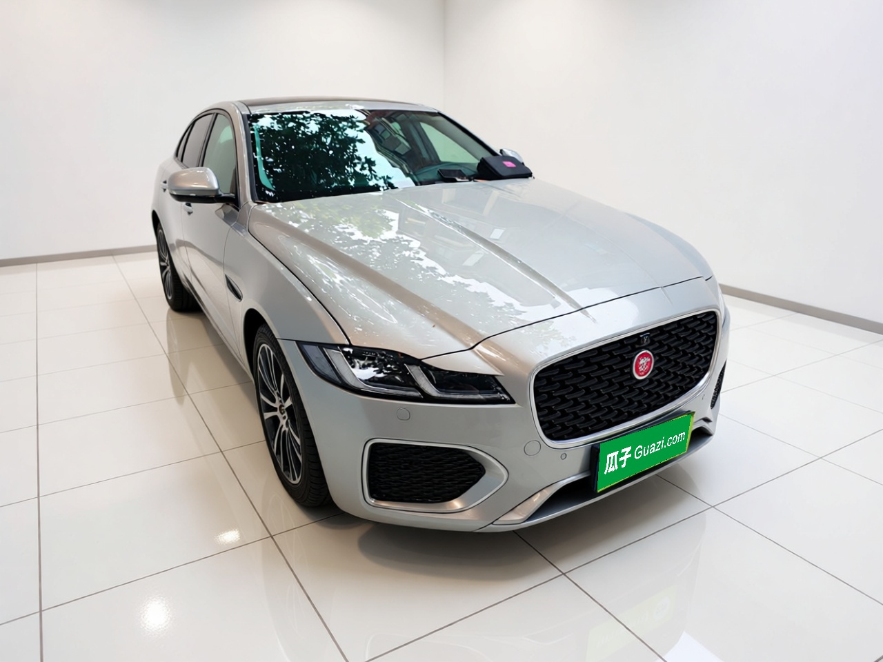 XFL 2024 2.0T P250 RWD Exclusive Luxury photo 3