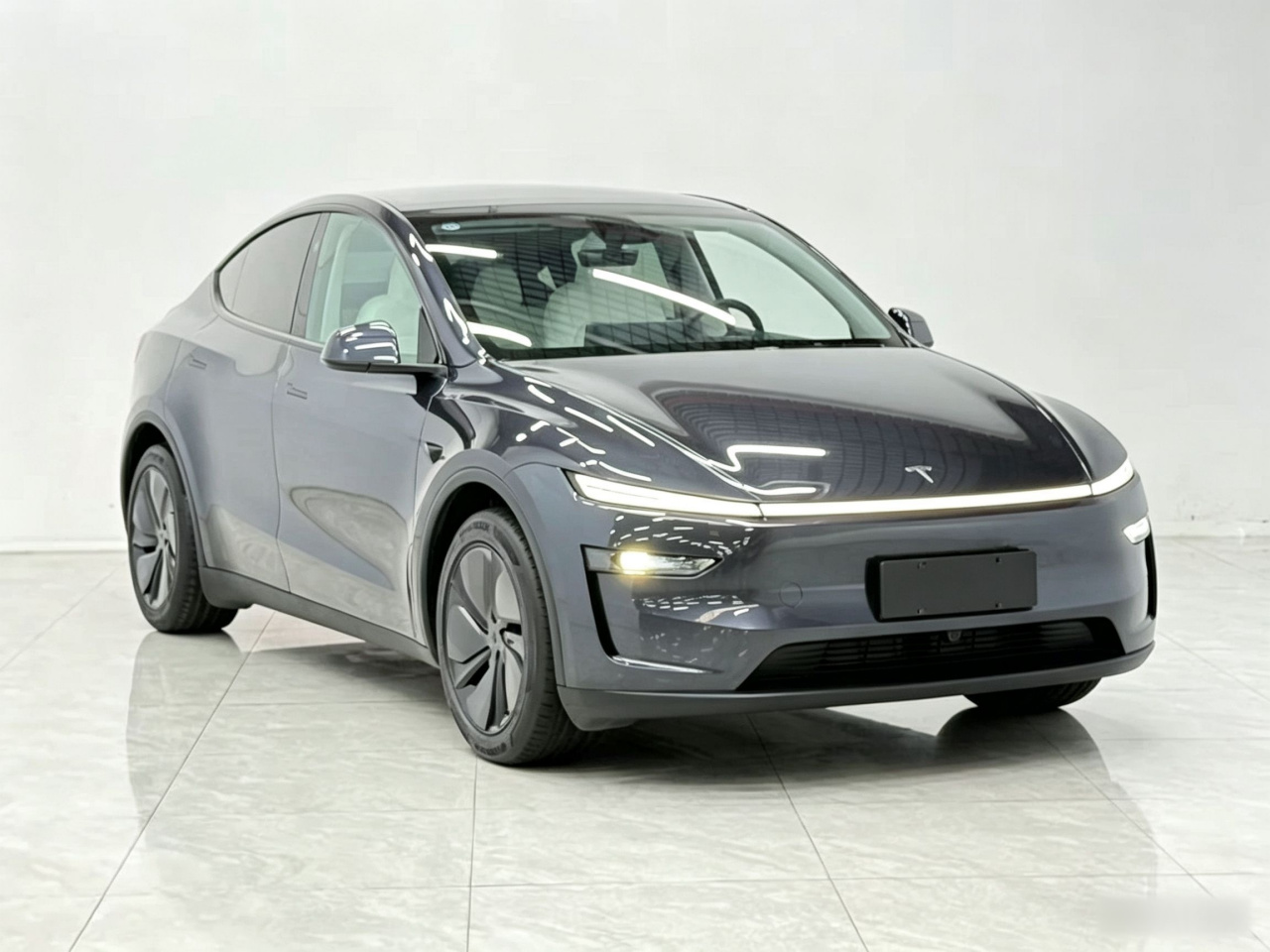 Model Y 2025 Long Range AWD Launch Edition photo 3