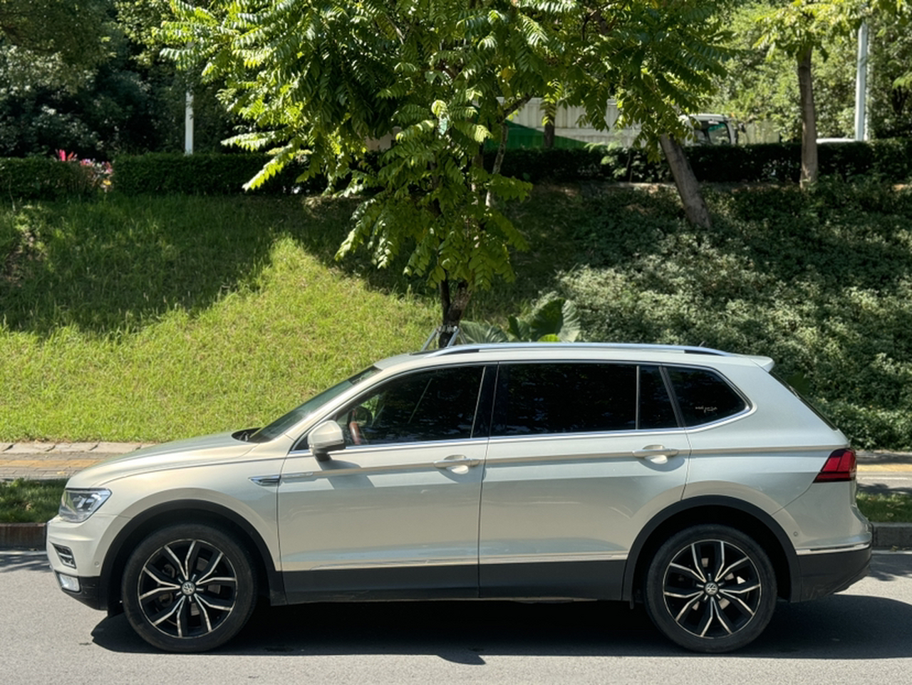 Tiguan L 2019 Facelift 330TSI AT RWD Luxury China VI photo 5