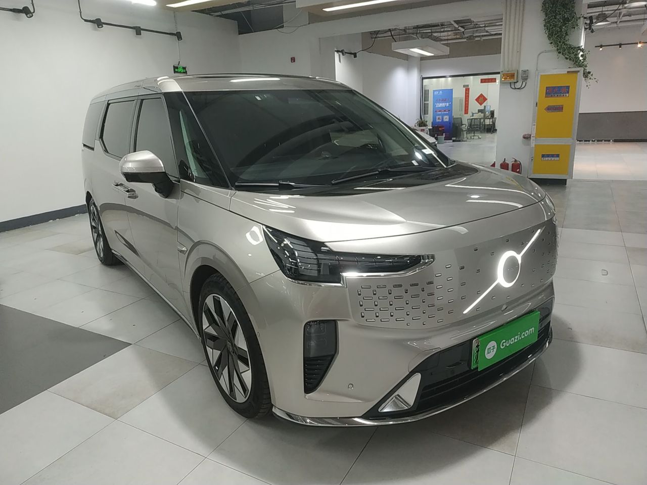 EM90 2025 Ultra 6-Seater photo 3