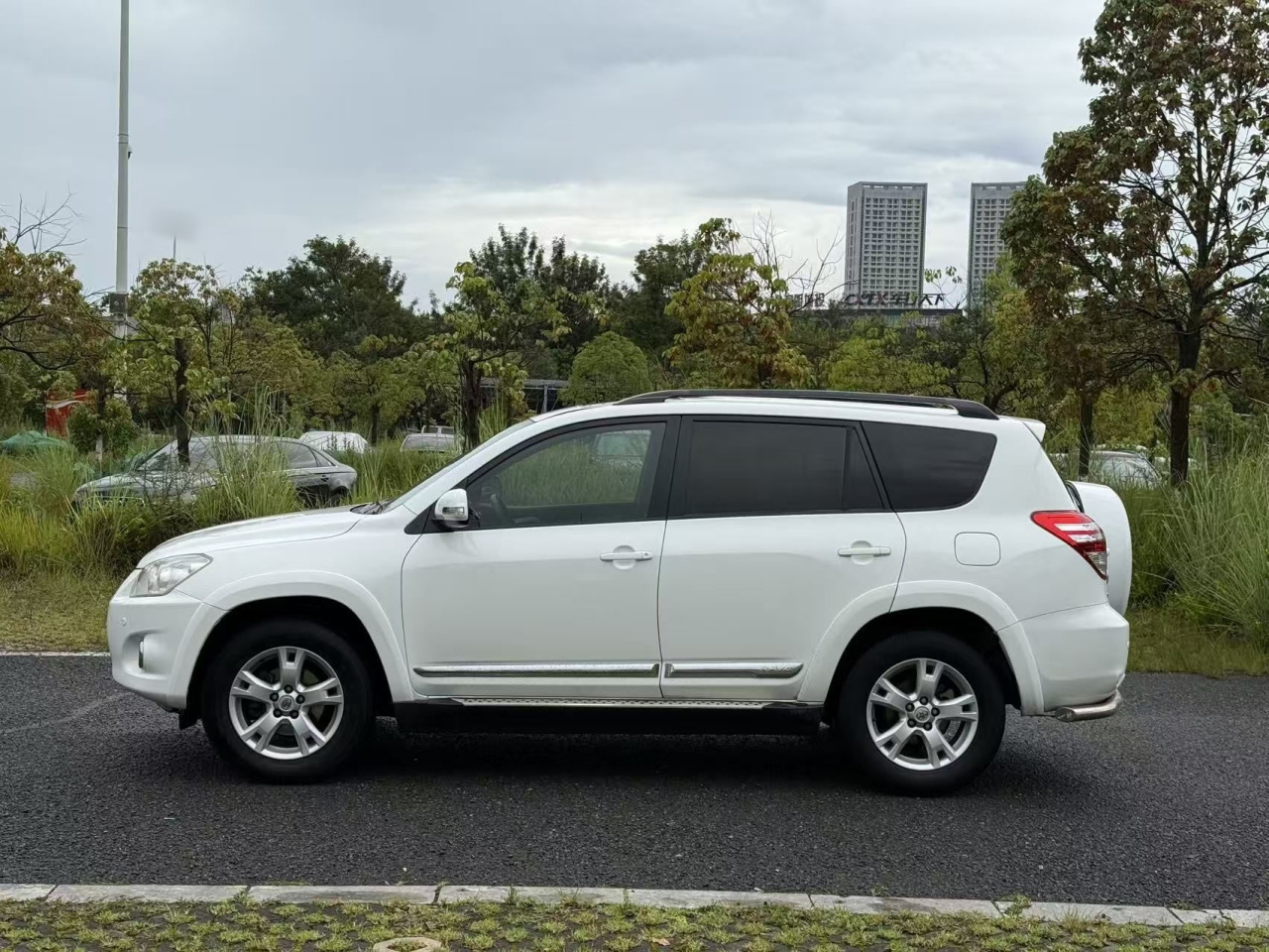 RAV4 2011 2.4L AT AWD Luxury photo 4
