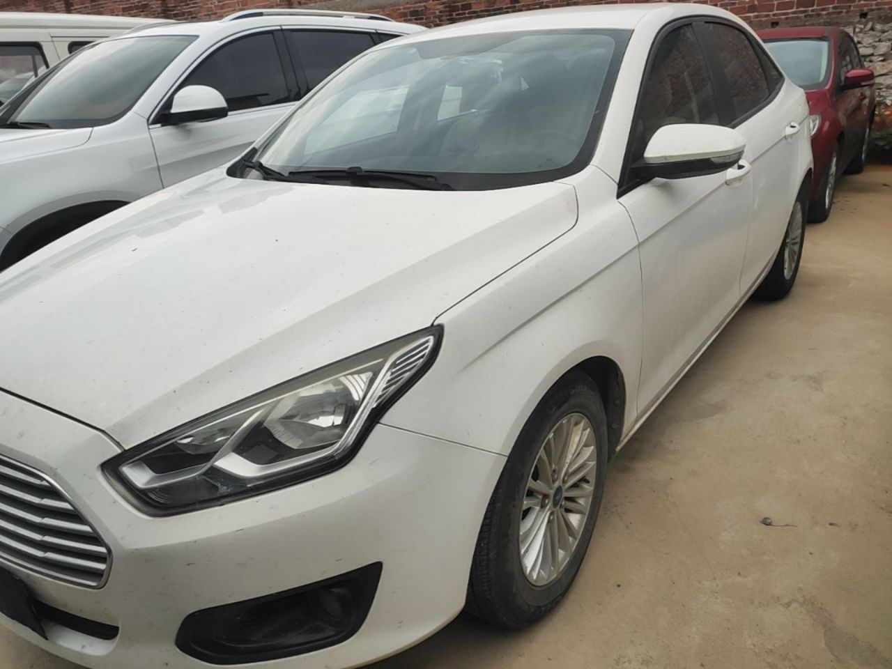Escort 2017 1.5L MT Comfort