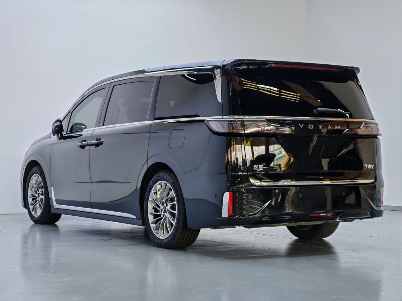 Voyah Dreamer 2024 PHEV Extended Range Flagship photo 4