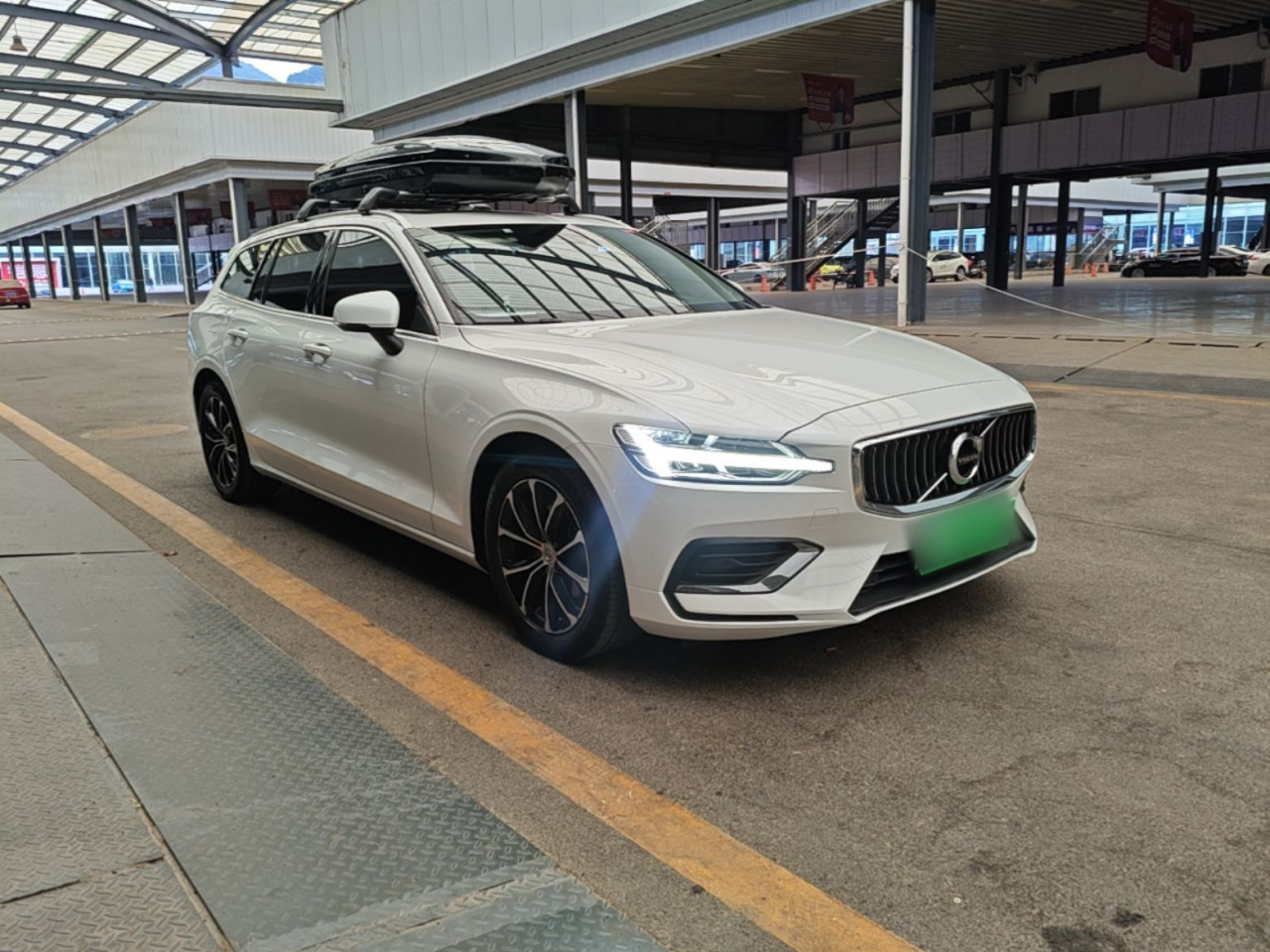 V60 2022 B4 Luxury photo 3
