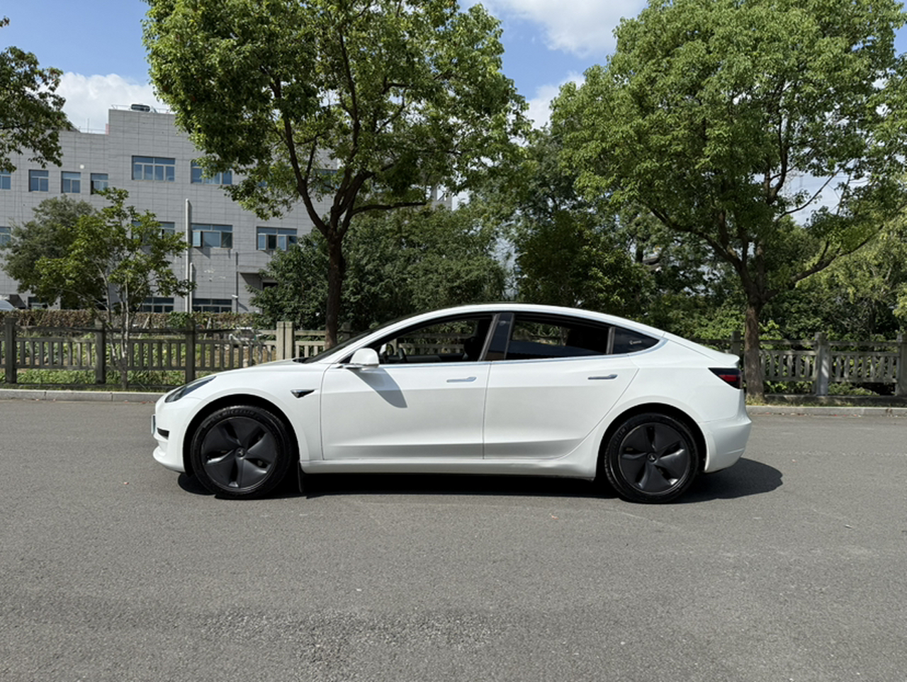 Model 3 2019 Standard Range RWD Upgraded photo 2