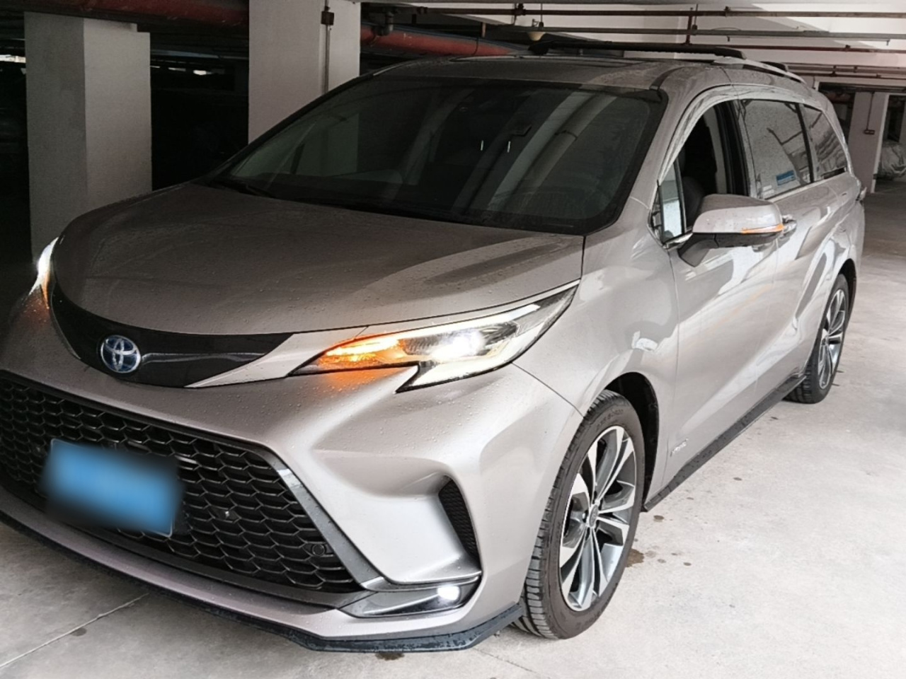 Granvia 2022 2.5L Hybrid Premium